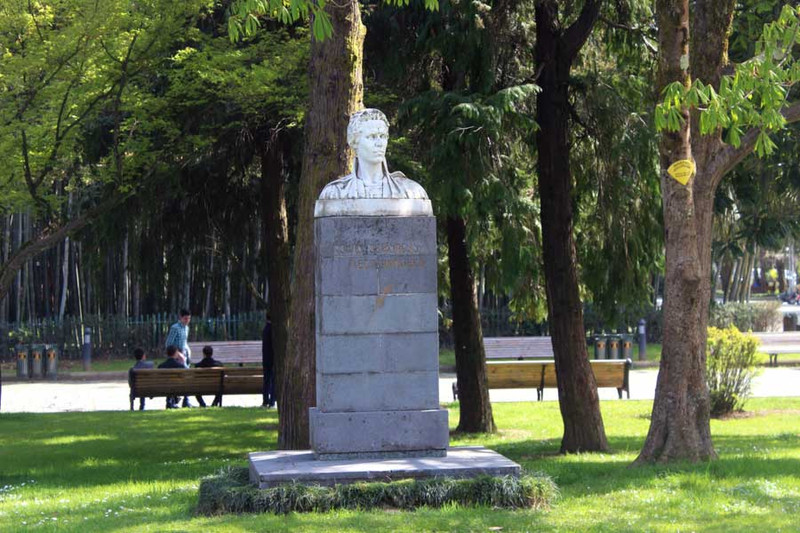 Памятник Лесе Украинке в Батуми