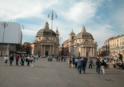 Пока Флоренция бьется в истерике, а туристы спешат увидеть проснувшийся вулкан, в Риме происходит паломнический бум