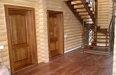 Преимущества деревянных дверей