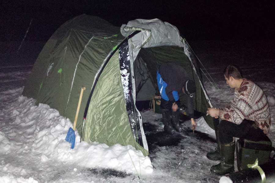 Ловля в палатке. Палатка на льду. Ночная зимняя рыбалка. Рыбалка ночью зимой. Ночная рыбалка в палатке зимой.