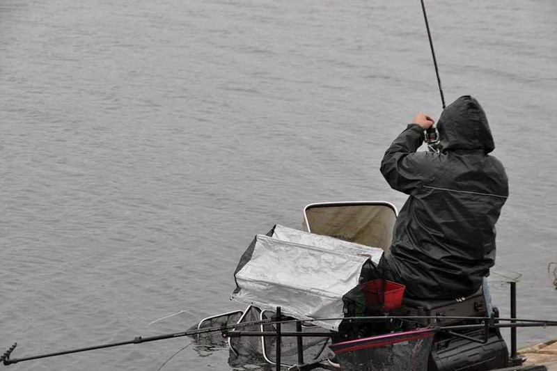 Как остаться сухим на рыбалке в дождь: плащ из полиэтилена