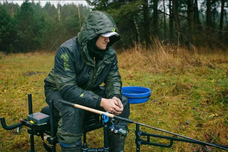 Как остаться сухим на рыбалке в дождь: костюмы-дождевики
