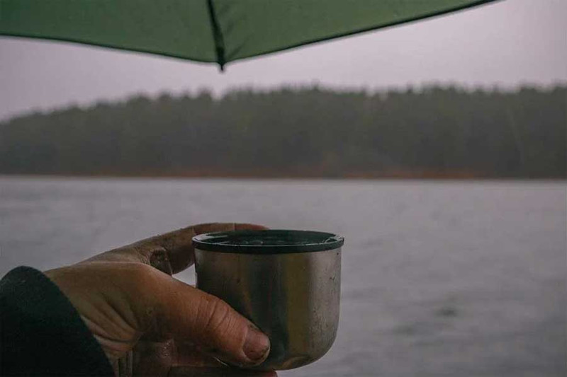 Как остаться сухим на рыбалке в дождь: зонт
