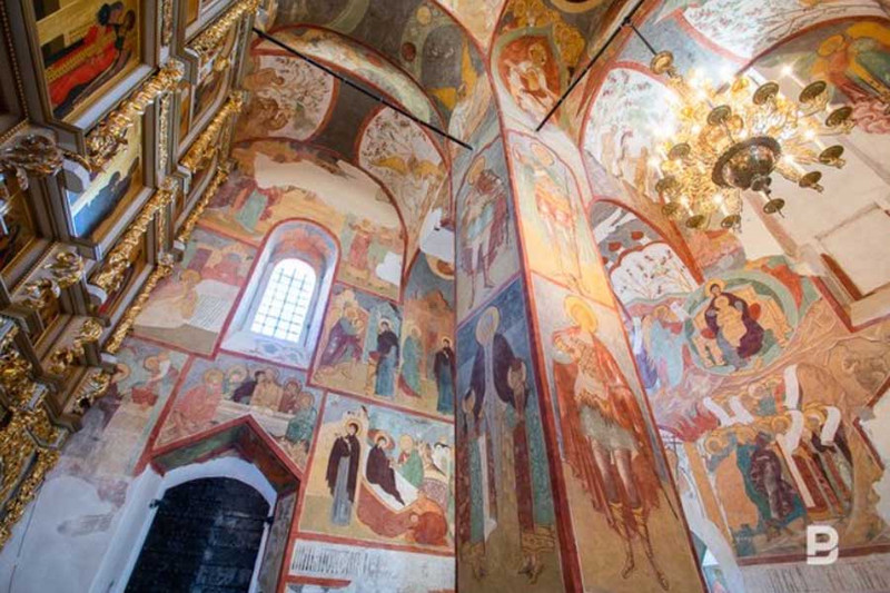Красиво отреставрированные фрески в интерьере Успенского собора